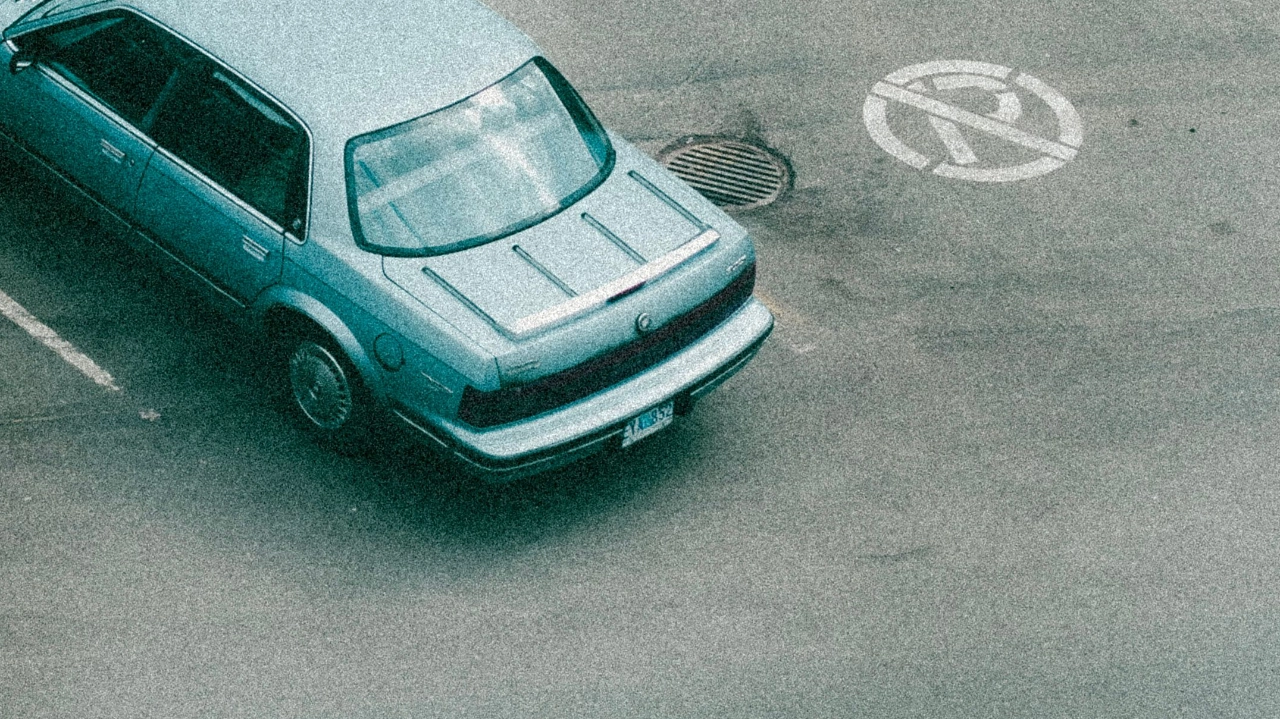 Fotogramma di videosorveglianza con un veicolo ripreso dall'alto a distanza