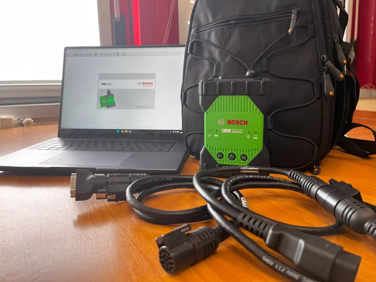 Interfaccia Bosch Crash Data Retrieval con i cavi di collegamento e il portatile che esegue il software CDR