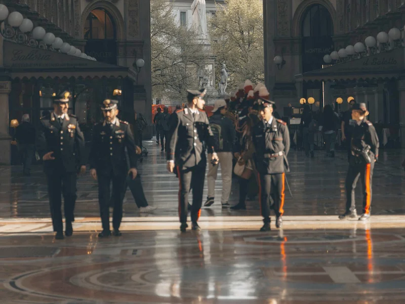 Carabinieri in alta uniforme in servizio nella Galleria Vittorio Emanuele a Milano